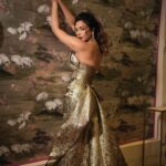Shama Sikander Instagram - I am Gold✨ . Photographer- @harrymalik__photography__ Make up & Hair - @izasetia_makeovers Jewellery- @azotiique . . #BoldBeauty #ConfidentGlow #shamasikander Delhi