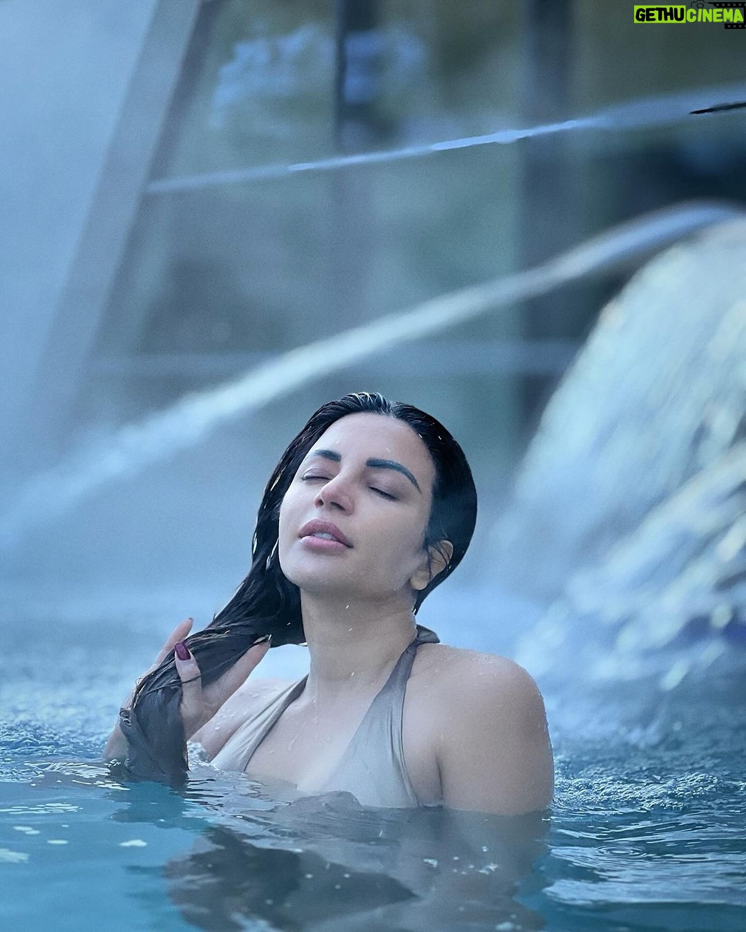 Shama Sikander Instagram - In Bliss😇….. DND!!! . . . #hotspring #pool #outdoorpool #heatedpool #shamasikander