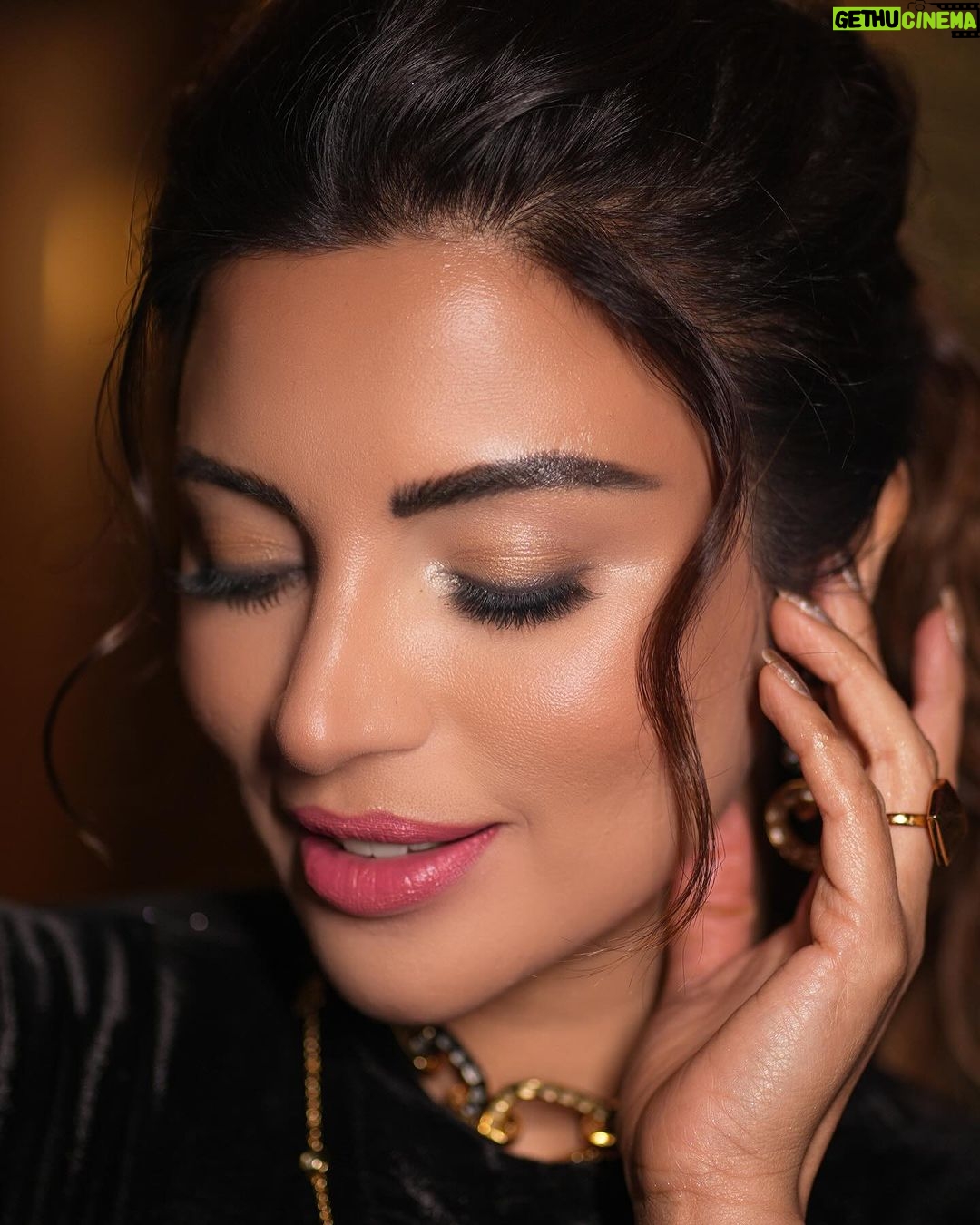 Shama Sikander Instagram - In her eyes, a story unfolds 🦋 . . . #beautifuleyes #stylish #shamasikander Mumbai, Maharashtra