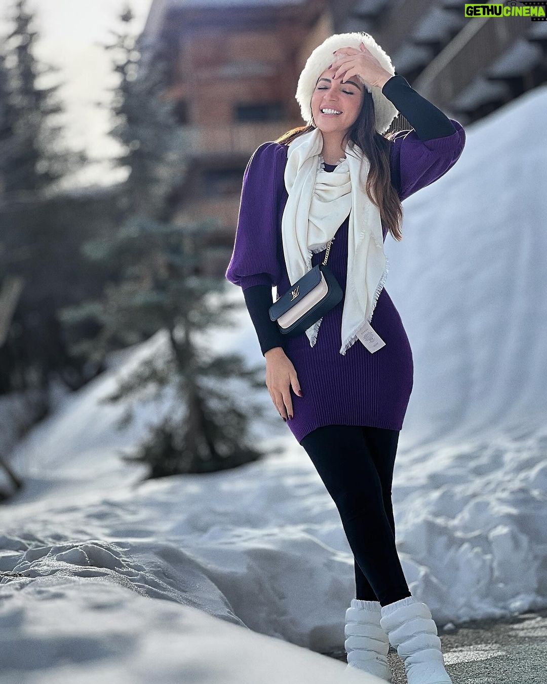 Shama Sikander Instagram - Walking in a winter wonderland ❄️ . . . #winters #Courchevel #france #shamasikander Courchevel, France