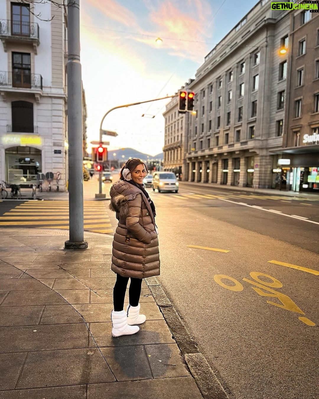Shama Sikander Instagram - Wrapped in the cozy on the Geneva’s cold streets 🧣 . . . #holdidayvibes #geneva #shamasikander