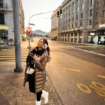Shama Sikander Instagram – Wrapped in the cozy on the Geneva’s cold streets 🧣
.
.
.
#holdidayvibes #geneva #shamasikander