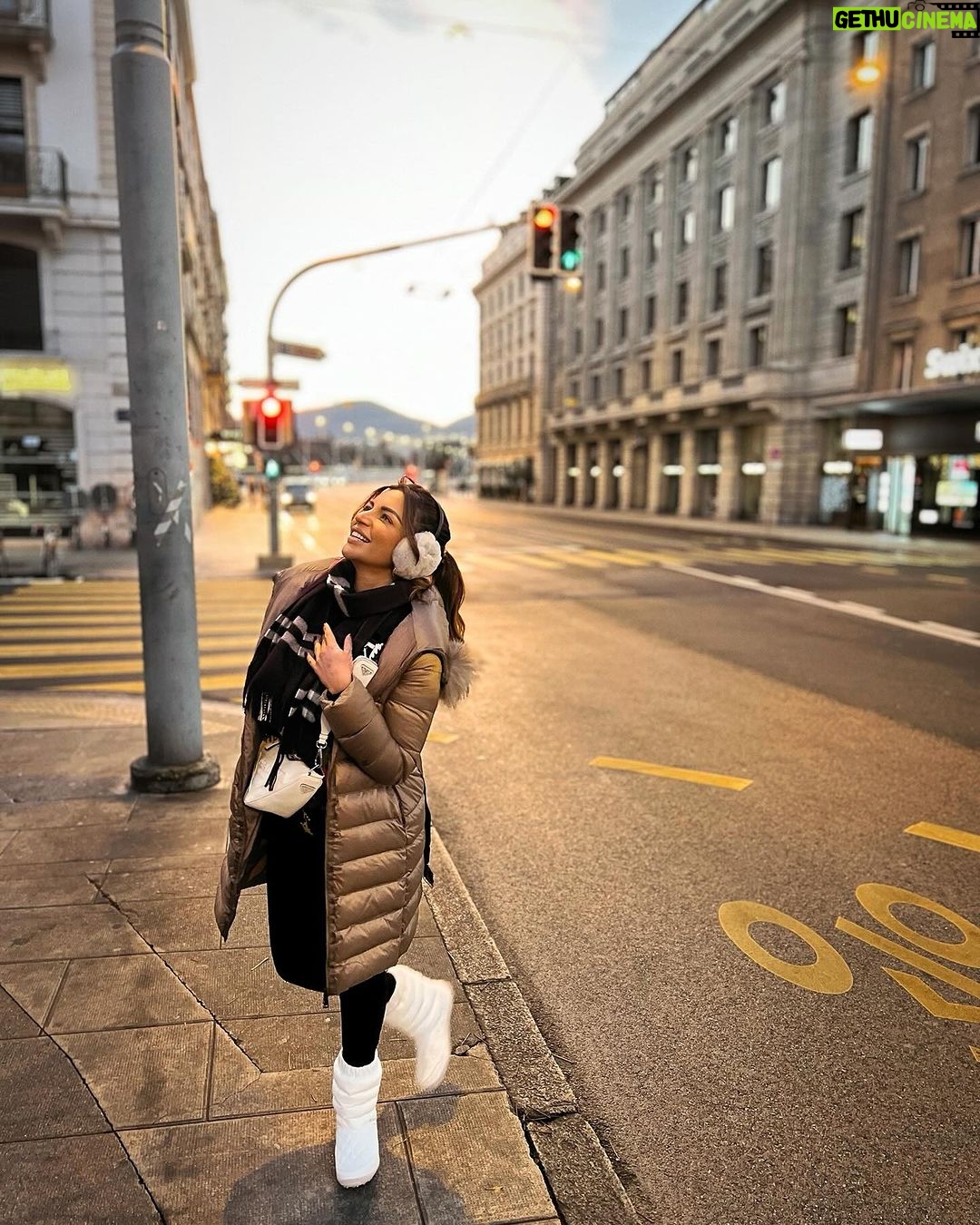 Shama Sikander Instagram - Wrapped in the cozy on the Geneva’s cold streets 🧣 . . . #holdidayvibes #geneva #shamasikander