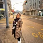 Shama Sikander Instagram – Wrapped in the cozy on the Geneva’s cold streets 🧣
.
.
.
#holdidayvibes #geneva #shamasikander