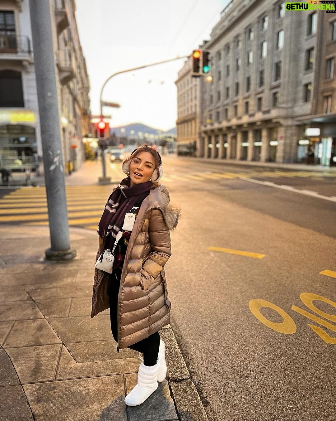 Shama Sikander Instagram - Wrapped in the cozy on the Geneva’s cold streets 🧣 . . . #holdidayvibes #geneva #shamasikander