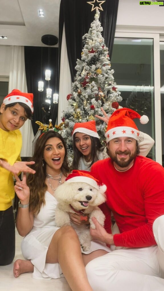 Shama Sikander Instagram - Cherishing cherished moments, surrounded by family, as we adorn our Christmas tree together! 🎅🏼❤️🎄 . . . #christmasvibes🎄 #familytime #shamasikander