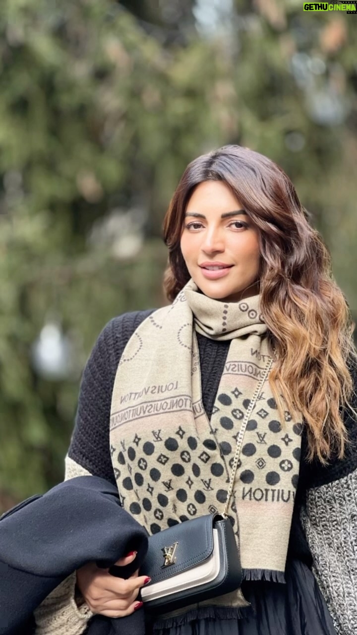 Shama Sikander Instagram - Soaking in the Xmas vibe in Geneva 🎄🥳⛄️🥳 . . . #reelsinstagram #holidayvibes #shamasikander Geneva, Switzerland