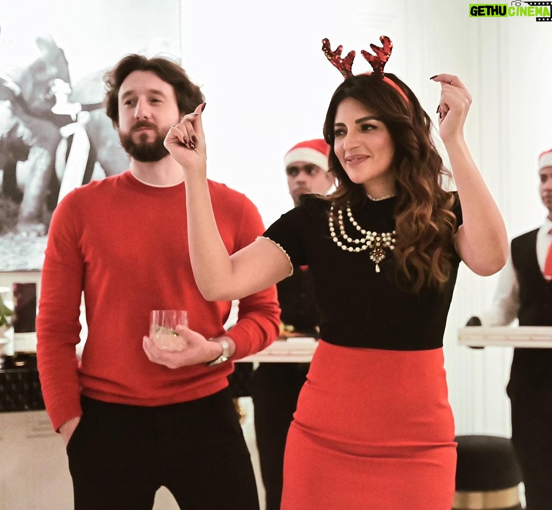 Shama Sikander Instagram - When your loved ones fill your life and home , its the most wonderful feeling and most wonderful time of the year and that’s why i loooooove Xmas, coz everyone is sooo Merry🎅 🎄🥳😇 heart filled with Joy and gratitude ♥️ Photographer- @theweddingpictures_ Make up & Hair - @ansarireshma_makeup . . #newyear #festivevibes #shamasikander