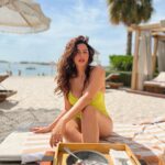 Shama Sikander Instagram - She’s just a little mermaid, finding joy in every wave and seashell. 🧜‍♀️ . . . #dubai #beachlife #shamasikander Kyma Beach