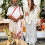 Shama Sikander Instagram - It was so lovely meeting Gurudev @srisriravishankar ji what a humble, gentle, down to earth soul 🙏🏻😇 . . #gratitude #guruji #spiritualguru