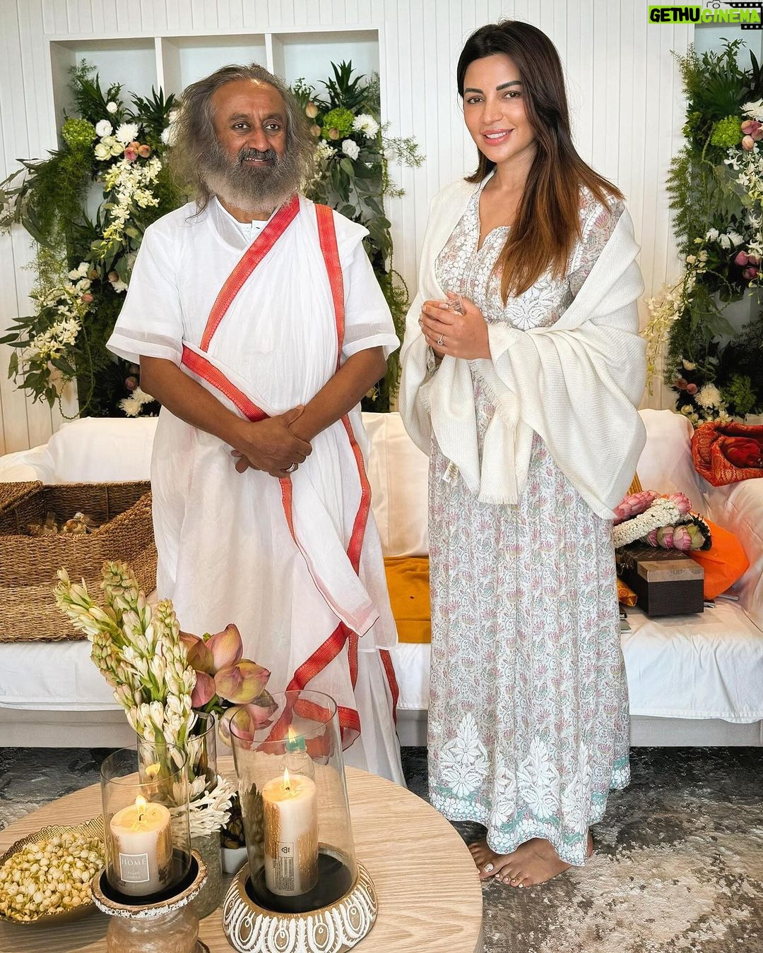 Shama Sikander Instagram - It was so lovely meeting Gurudev @srisriravishankar ji what a humble, gentle, down to earth soul 🙏🏻😇 . . #gratitude #guruji #spiritualguru