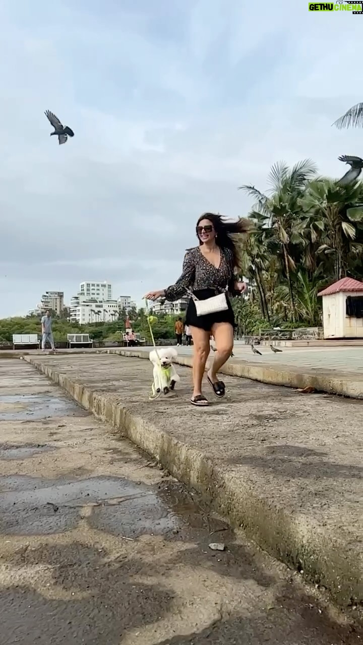 Shama Sikander Instagram - Sunday strides, chasing weekend feels! Me and Casper❤️ . . . #casper #sundayfun #shamasikander