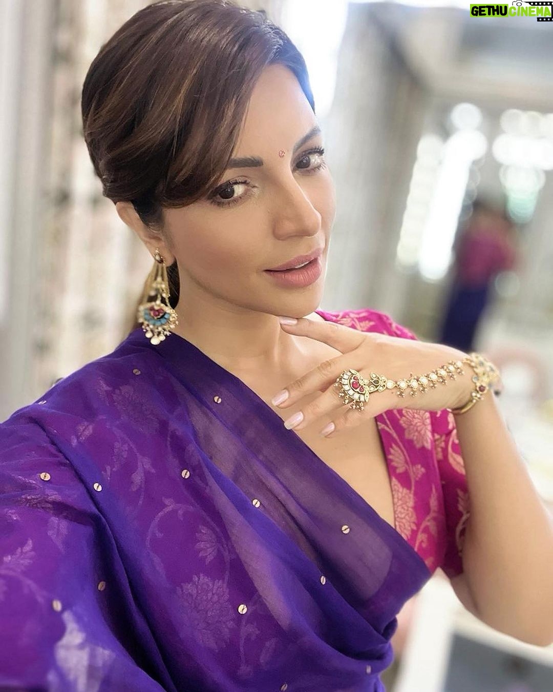 Shama Sikander Instagram - COLORS OF FESTIVITIES 🥳 ✨🌟💫 . . . #festivecolours #family #shamasikander Mumbai, Maharashtra
