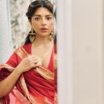 Shama Sikander Instagram – 1/2/3 which one is ur favorite write in comments below! 🧡🧡🧡
.
.
.
#festivevibes #sarees #shamasikander Mumbai, Maharashtra