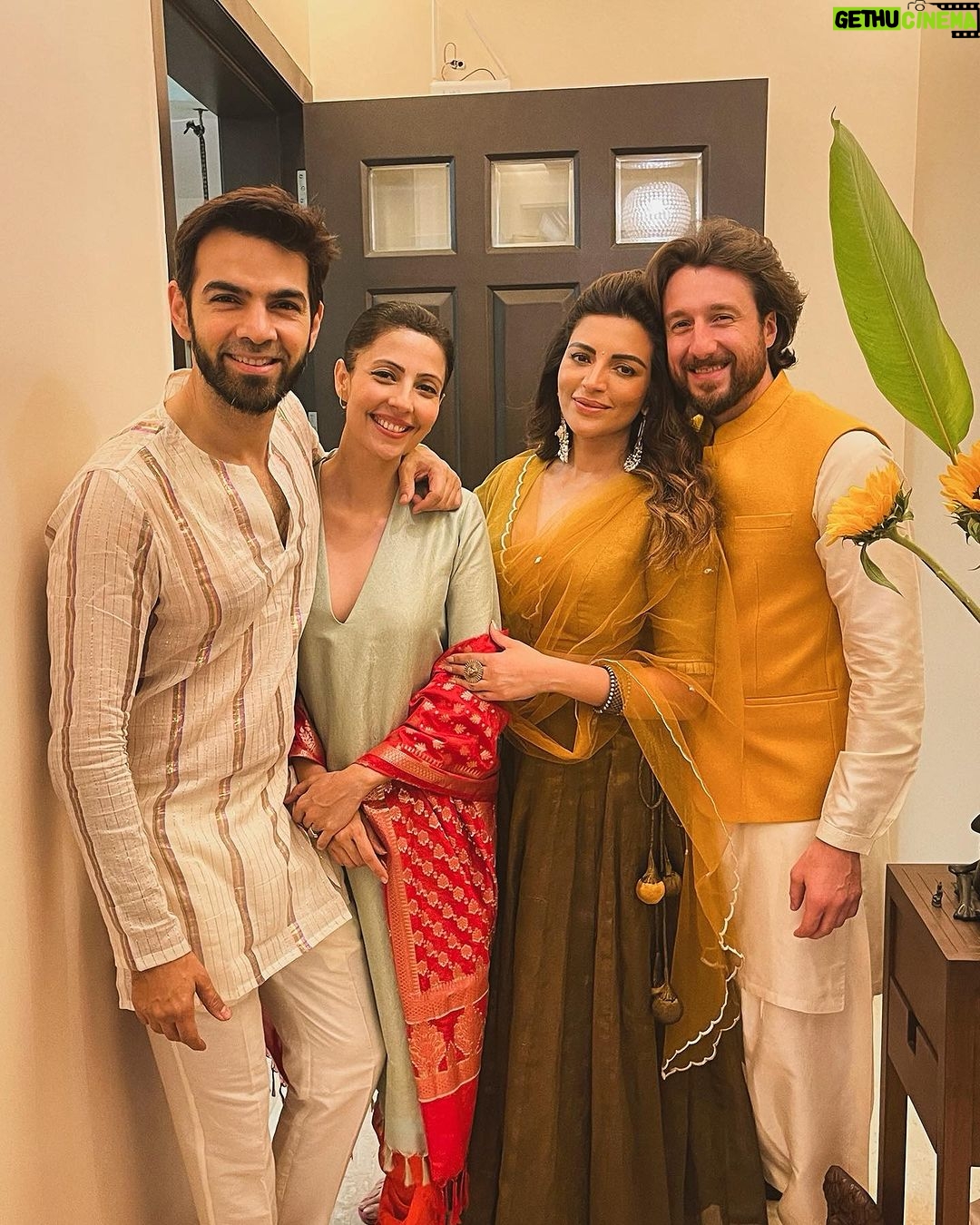 Shama Sikander Instagram - Diwali Doston wali….🪔😇♥️ . . . #diwali #friendsforever #shamasikander Mumbai, Maharashtra