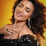 Shama Sikander Instagram - Itti si hansi, itti so khushi, itta sa tukda Chand ka….♥️ . Outfit - @anshikatakofficial Make up - @dishisanghvii Hair - @hetals_brides Jewellery- @argentumbeyou Managed by - @alishataimoor_ Photographer - @abhay_r_kirti . . #happiness #spreadpositivity #shamasikander Mumbai, Maharashtra