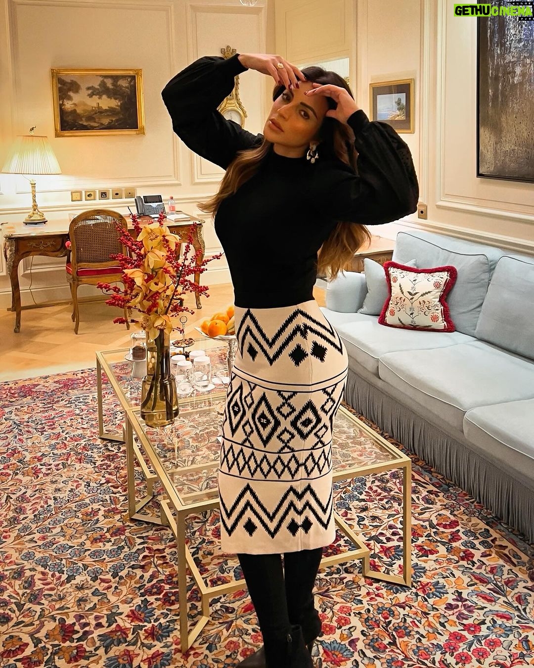 Shama Sikander Instagram - Cozying up in style in my penthouse at @beaurivagegeneve this holiday season with a good read and a great outfit! Thank you for the most amazing swiss hospitality @myswitzerland . . . #outfits #holdidayvibes #shamasikander Beau-Rivage Genève