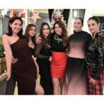 Shama Sikander Instagram - When your loved ones fill your life and home , its the most wonderful feeling and most wonderful time of the year and that’s why i loooooove Xmas, coz everyone is sooo Merry🎅 🎄🥳😇 heart filled with Joy and gratitude ♥️ Photographer- @theweddingpictures_ Make up & Hair - @ansarireshma_makeup . . #newyear #festivevibes #shamasikander