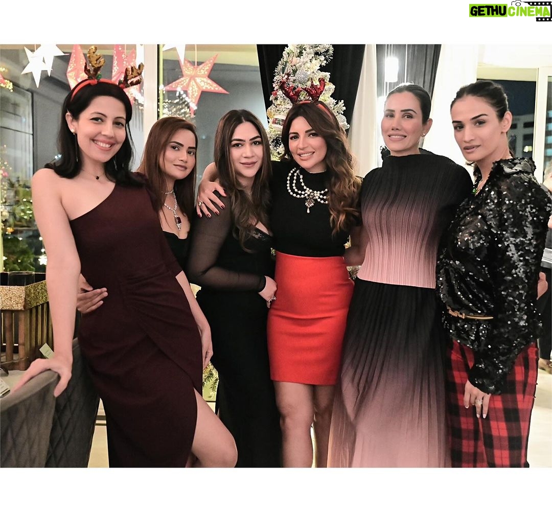 Shama Sikander Instagram - When your loved ones fill your life and home , its the most wonderful feeling and most wonderful time of the year and that’s why i loooooove Xmas, coz everyone is sooo Merry🎅 🎄🥳😇 heart filled with Joy and gratitude ♥️ Photographer- @theweddingpictures_ Make up & Hair - @ansarireshma_makeup . . #newyear #festivevibes #shamasikander