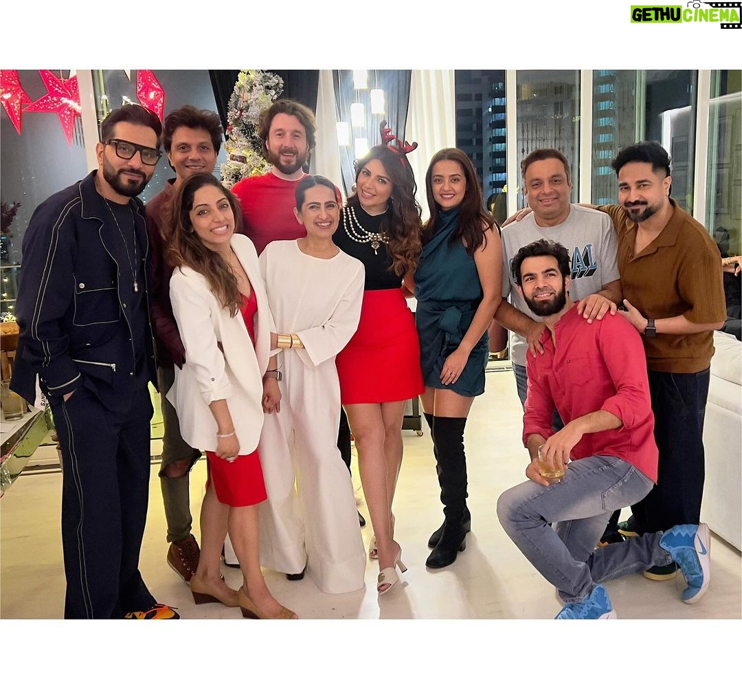 Shama Sikander Instagram - When your loved ones fill your life and home , its the most wonderful feeling and most wonderful time of the year and that’s why i loooooove Xmas, coz everyone is sooo Merry🎅 🎄🥳😇 heart filled with Joy and gratitude ♥️ Photographer- @theweddingpictures_ Make up & Hair - @ansarireshma_makeup . . #newyear #festivevibes #shamasikander