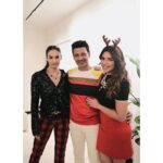 Shama Sikander Instagram - When your loved ones fill your life and home , its the most wonderful feeling and most wonderful time of the year and that’s why i loooooove Xmas, coz everyone is sooo Merry🎅 🎄🥳😇 heart filled with Joy and gratitude ♥️ Photographer- @theweddingpictures_ Make up & Hair - @ansarireshma_makeup . . #newyear #festivevibes #shamasikander