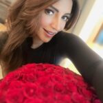 Shama Sikander Instagram - Plants are good but Roses are Roses 🌹 ☺️🤓 . . . #roses #beautiful #shamasikander