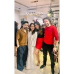 Shama Sikander Instagram - When your loved ones fill your life and home , its the most wonderful feeling and most wonderful time of the year and that’s why i loooooove Xmas, coz everyone is sooo Merry🎅 🎄🥳😇 heart filled with Joy and gratitude ♥️ Photographer- @theweddingpictures_ Make up & Hair - @ansarireshma_makeup . . #newyear #festivevibes #shamasikander