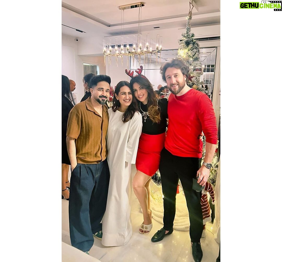 Shama Sikander Instagram - When your loved ones fill your life and home , its the most wonderful feeling and most wonderful time of the year and that’s why i loooooove Xmas, coz everyone is sooo Merry🎅 🎄🥳😇 heart filled with Joy and gratitude ♥️ Photographer- @theweddingpictures_ Make up & Hair - @ansarireshma_makeup . . #newyear #festivevibes #shamasikander