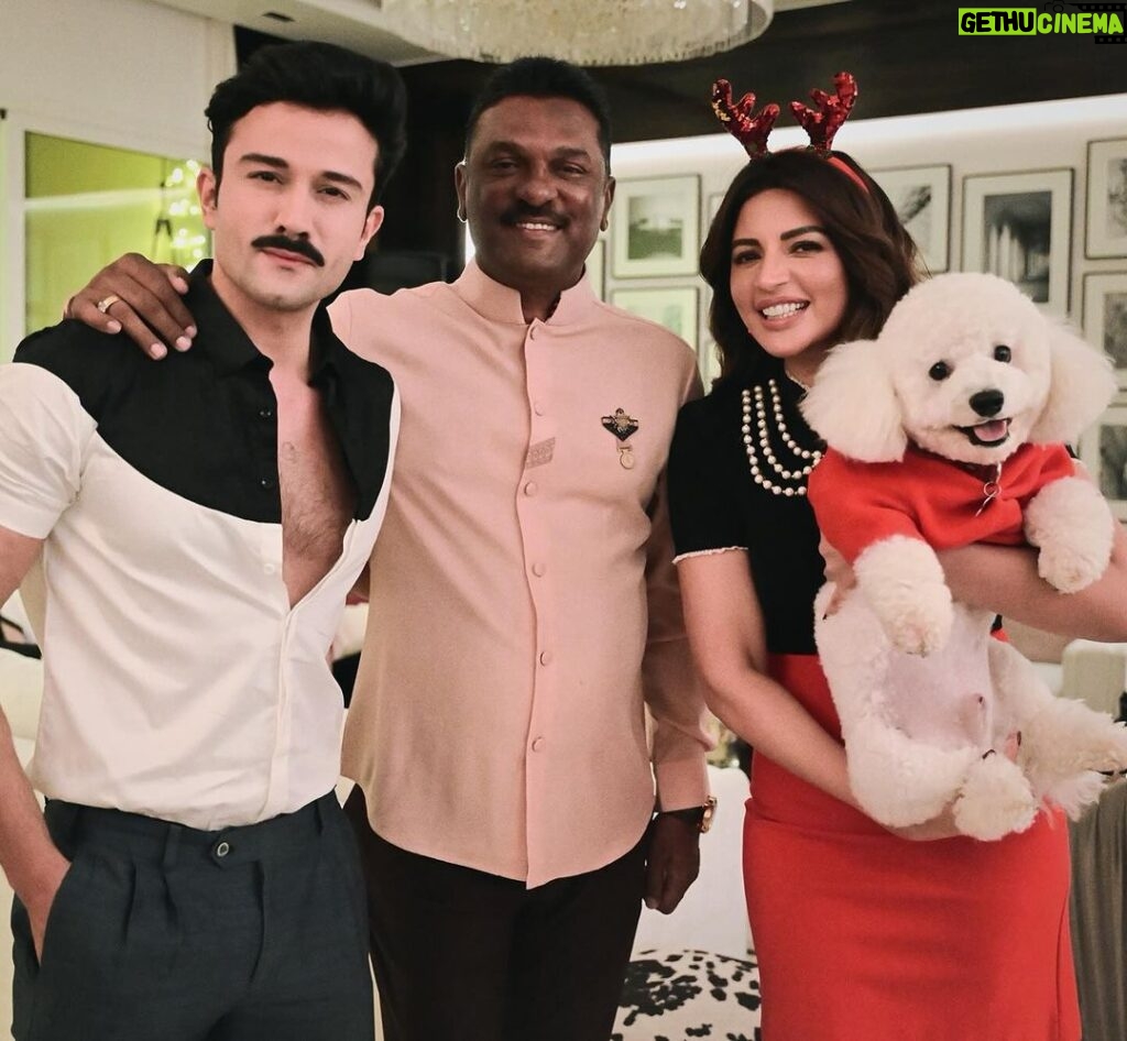 Shama Sikander Instagram - When your loved ones fill your life and home , its the most wonderful feeling and most wonderful time of the year and that’s why i loooooove Xmas, coz everyone is sooo Merry🎅 🎄🥳😇 heart filled with Joy and gratitude ♥ Photographer- @theweddingpictures_ Make up & Hair - @ansarireshma_makeup . . #newyear #festivevibes #shamasikander