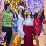 Shama Sikander Instagram - The sparkle of the season captured in one frame! ✨🎁 . . . #festivevibes #christmas #shamasikander #friendslikefamily