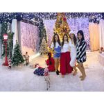 Shama Sikander Instagram - The sparkle of the season captured in one frame! ✨🎁 . . . #festivevibes #christmas #shamasikander #friendslikefamily