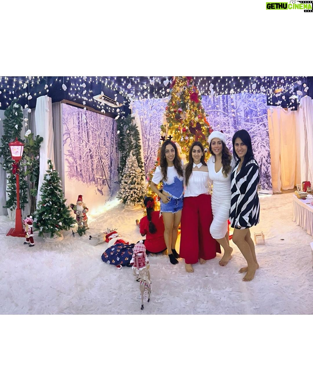 Shama Sikander Instagram - The sparkle of the season captured in one frame! ✨🎁 . . . #festivevibes #christmas #shamasikander #friendslikefamily