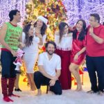 Shama Sikander Instagram - The sparkle of the season captured in one frame! ✨🎁 . . . #festivevibes #christmas #shamasikander #friendslikefamily