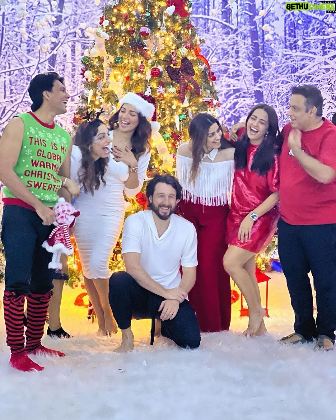 Shama Sikander Instagram - The sparkle of the season captured in one frame! ✨🎁 . . . #festivevibes #christmas #shamasikander #friendslikefamily