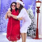 Shama Sikander Instagram - The sparkle of the season captured in one frame! ✨🎁 . . . #festivevibes #christmas #shamasikander #friendslikefamily
