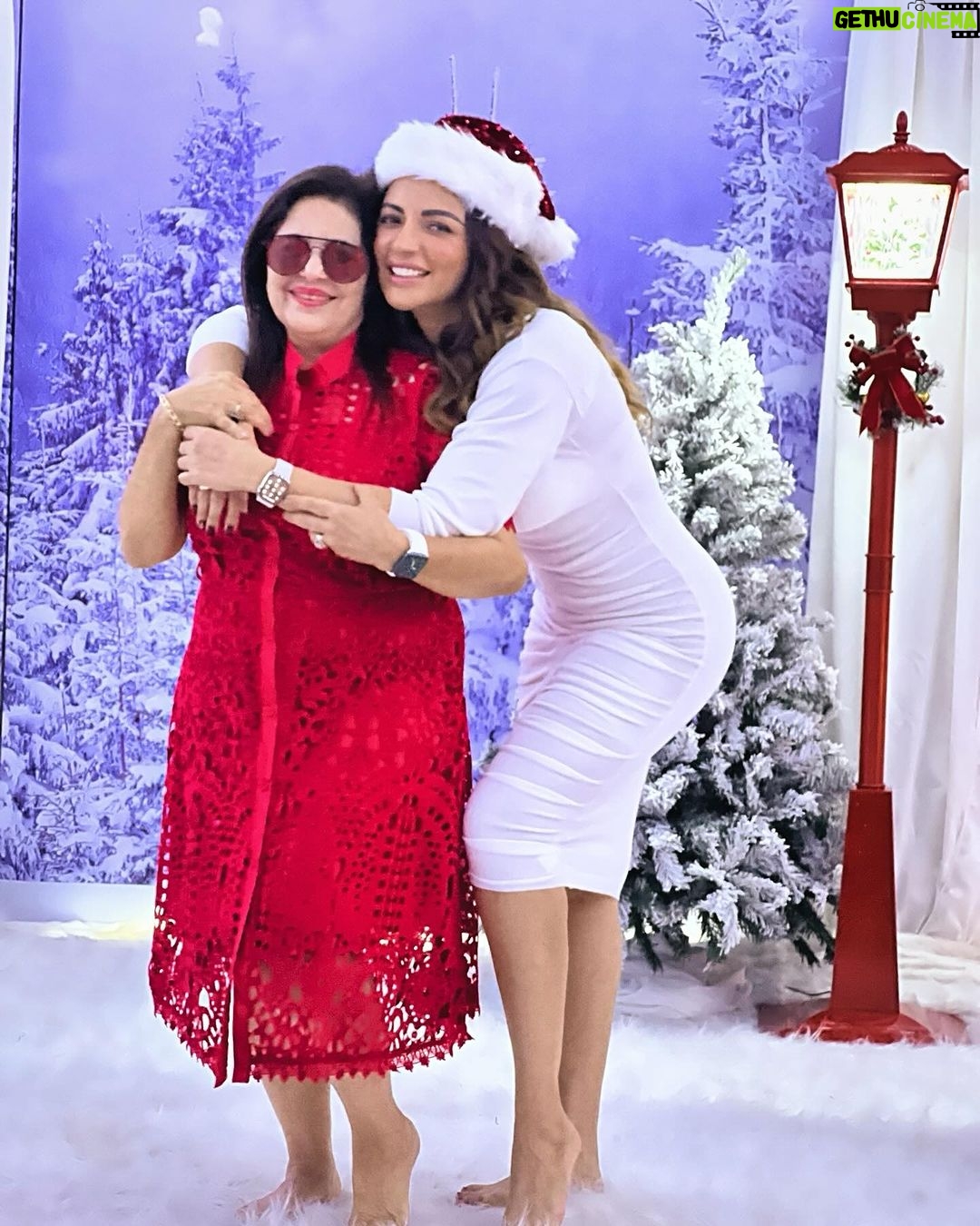 Shama Sikander Instagram - The sparkle of the season captured in one frame! ✨🎁 . . . #festivevibes #christmas #shamasikander #friendslikefamily