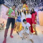 Shama Sikander Instagram - The sparkle of the season captured in one frame! ✨🎁 . . . #festivevibes #christmas #shamasikander #friendslikefamily