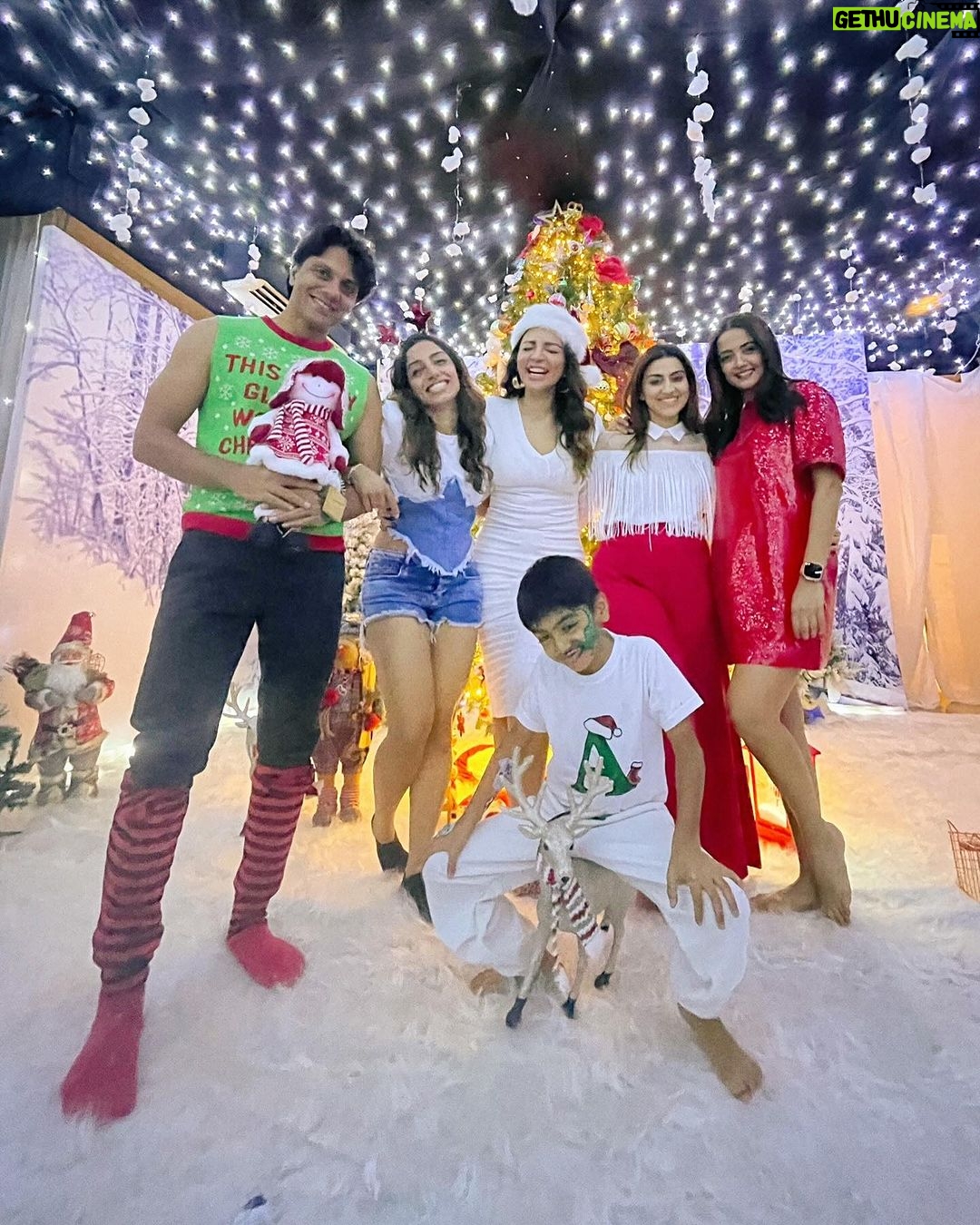 Shama Sikander Instagram - The sparkle of the season captured in one frame! ✨🎁 . . . #festivevibes #christmas #shamasikander #friendslikefamily