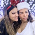 Shama Sikander Instagram - The sparkle of the season captured in one frame! ✨🎁 . . . #festivevibes #christmas #shamasikander #friendslikefamily