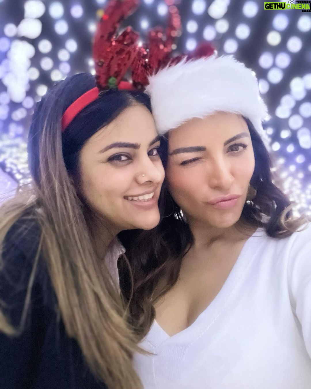 Shama Sikander Instagram - The sparkle of the season captured in one frame! ✨🎁 . . . #festivevibes #christmas #shamasikander #friendslikefamily