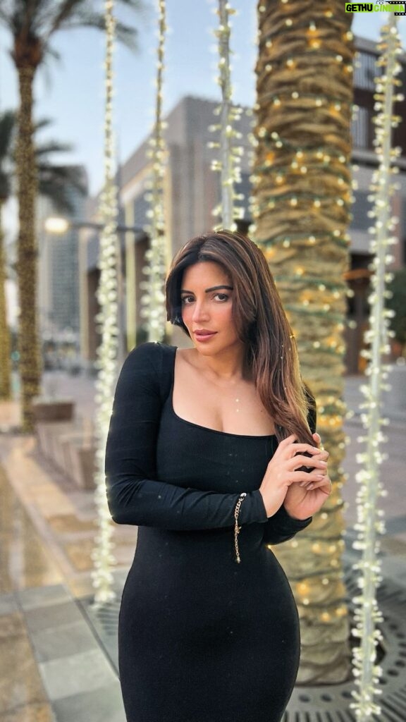 Shama Sikander Instagram - Kya aap logo ko bhi pyaar humse hai ❤️agar hai to bhaar dijiye aapne pyaar ke emojis comment box mein ! . . . #trending #reelsinstagram #shamasikander Dubai, United Arab Emirates