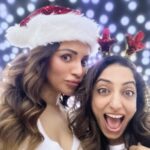 Shama Sikander Instagram - The sparkle of the season captured in one frame! ✨🎁 . . . #festivevibes #christmas #shamasikander #friendslikefamily