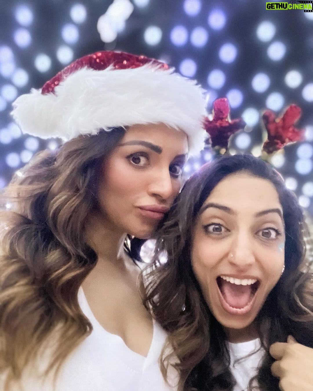 Shama Sikander Instagram - The sparkle of the season captured in one frame! ✨🎁 . . . #festivevibes #christmas #shamasikander #friendslikefamily