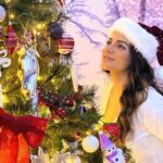 Shama Sikander Instagram - The sparkle of the season captured in one frame! ✨🎁 . . . #festivevibes #christmas #shamasikander #friendslikefamily