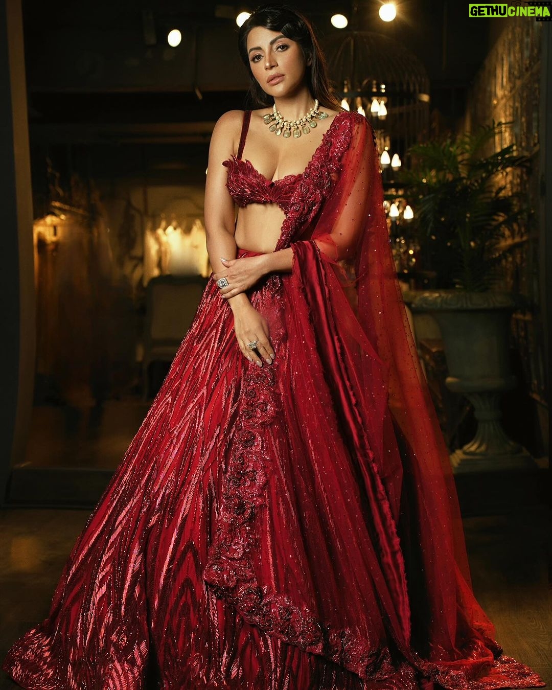 Shama Sikander Instagram - Where fashion meets grace, magic happens. . . Photographer- @arindamsikdar Outfit - @niveditasaboocouture Make up & Hair - @preetydhillon_mua Jewellery- @azotiique . . #queen #beauty #shamasikander Mumbai, Maharashtra