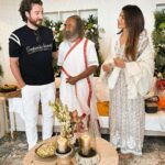 Shama Sikander Instagram - It was so lovely meeting Gurudev @srisriravishankar ji what a humble, gentle, down to earth soul 🙏🏻😇 . . #gratitude #guruji #spiritualguru