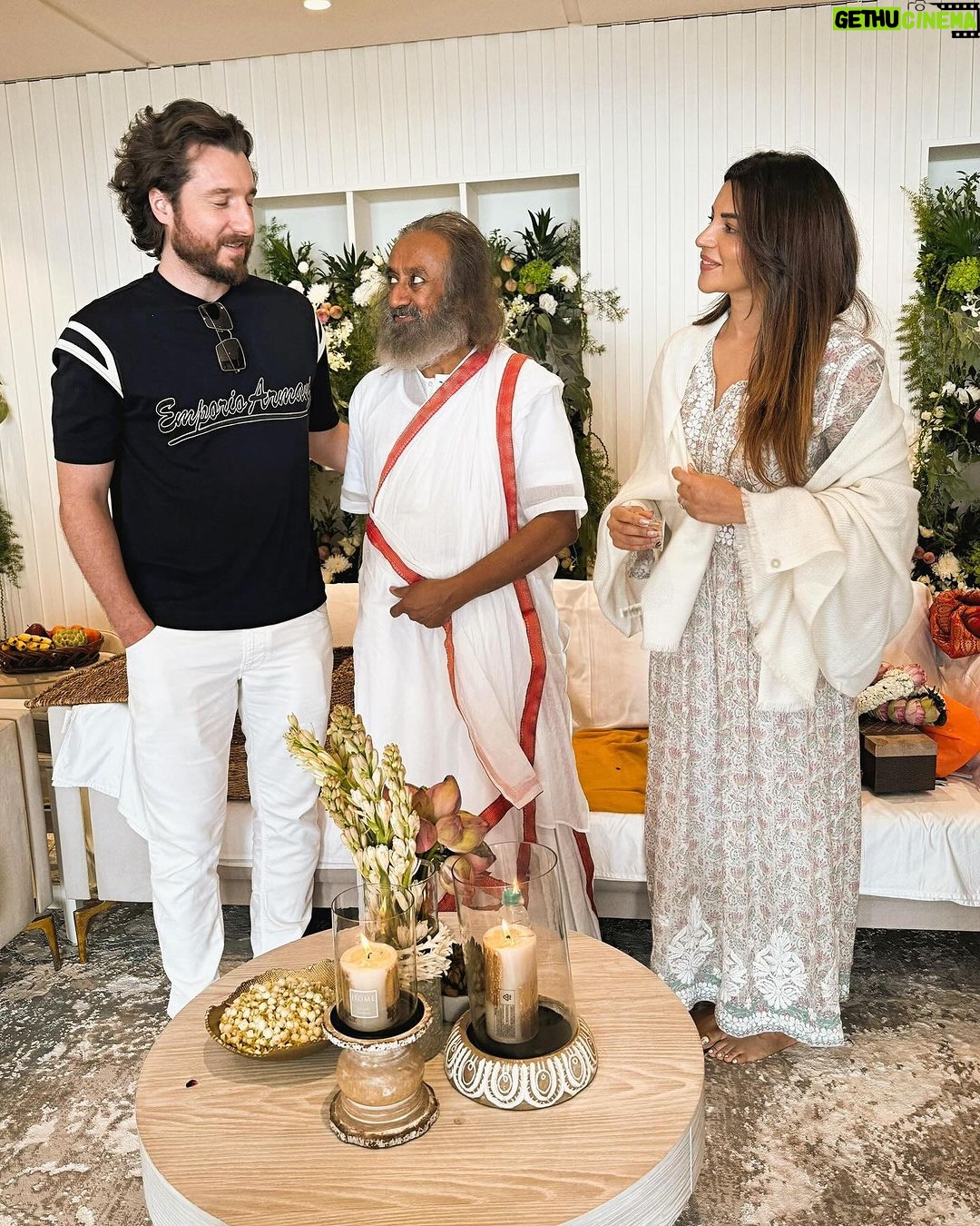Shama Sikander Instagram - It was so lovely meeting Gurudev @srisriravishankar ji what a humble, gentle, down to earth soul 🙏🏻😇 . . #gratitude #guruji #spiritualguru