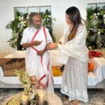Shama Sikander Instagram - It was so lovely meeting Gurudev @srisriravishankar ji what a humble, gentle, down to earth soul 🙏🏻😇 . . #gratitude #guruji #spiritualguru