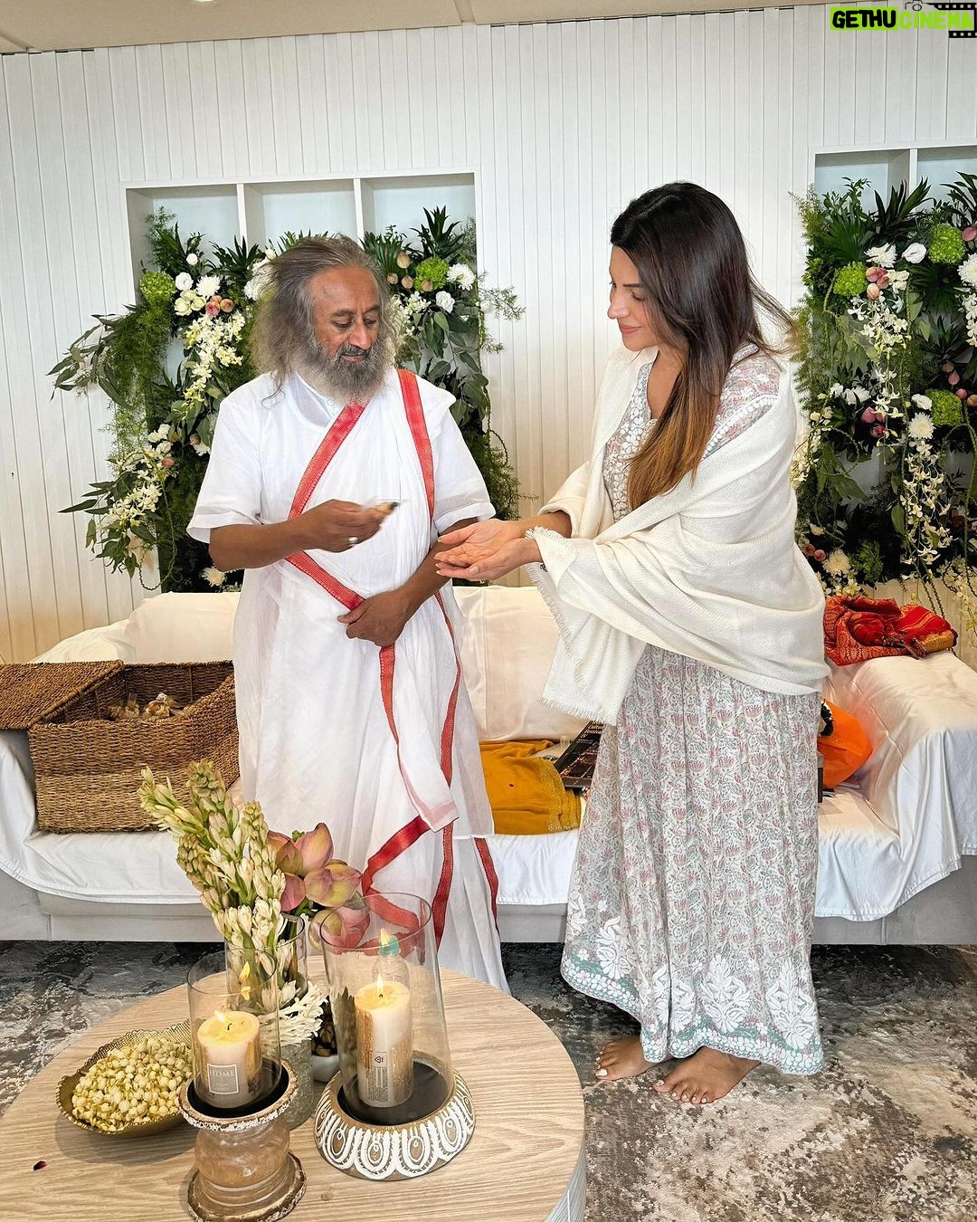 Shama Sikander Instagram - It was so lovely meeting Gurudev @srisriravishankar ji what a humble, gentle, down to earth soul 🙏🏻😇 . . #gratitude #guruji #spiritualguru