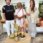 Shama Sikander Instagram - It was so lovely meeting Gurudev @srisriravishankar ji what a humble, gentle, down to earth soul 🙏🏻😇 . . #gratitude #guruji #spiritualguru